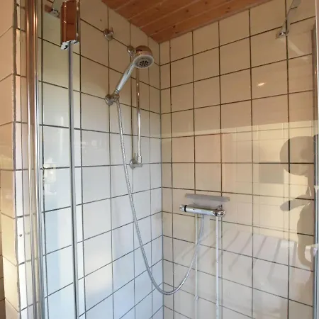 בית נופש Wooden Holiday With Private Terrace & Garden In